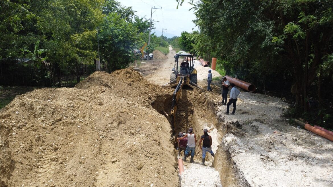 TRABAJOS DE INTRODUCCIÓN DE AGUA POTABLE SUPERVISADOS POR EL INGENIERO FERNANDO PADILLA FARFÁN
