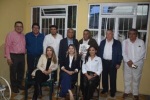 Banderilla, Ver., 01 de agosto de 2025. — José Uriel Rosas Martínez, presidente del Club de Periodistas de México, A.C., Delegación Veracruz, junto al próximo presidente municipal de Banderilla, José Antonio San Gabriel Fernández, integrantes de su equipo de trabajo y reconocidos periodistas veracruzanos.